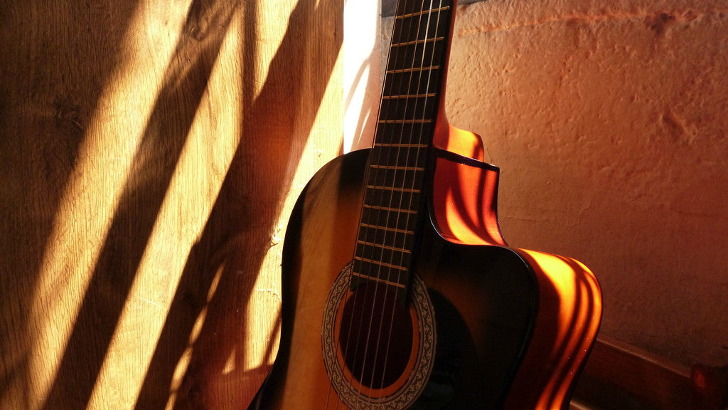 Tocar la guitarra con madera ecológica